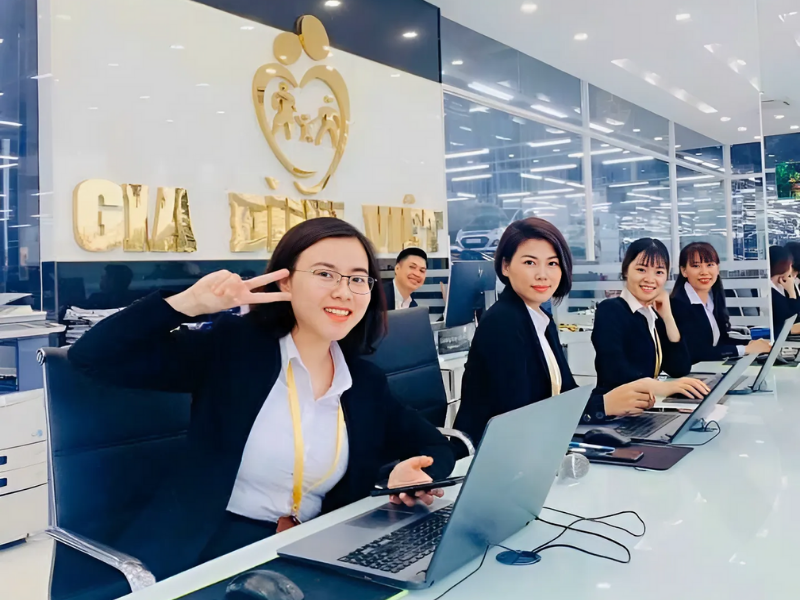 Nhân viên giao dịch tại hai trụ sở của Gia Đình Việt